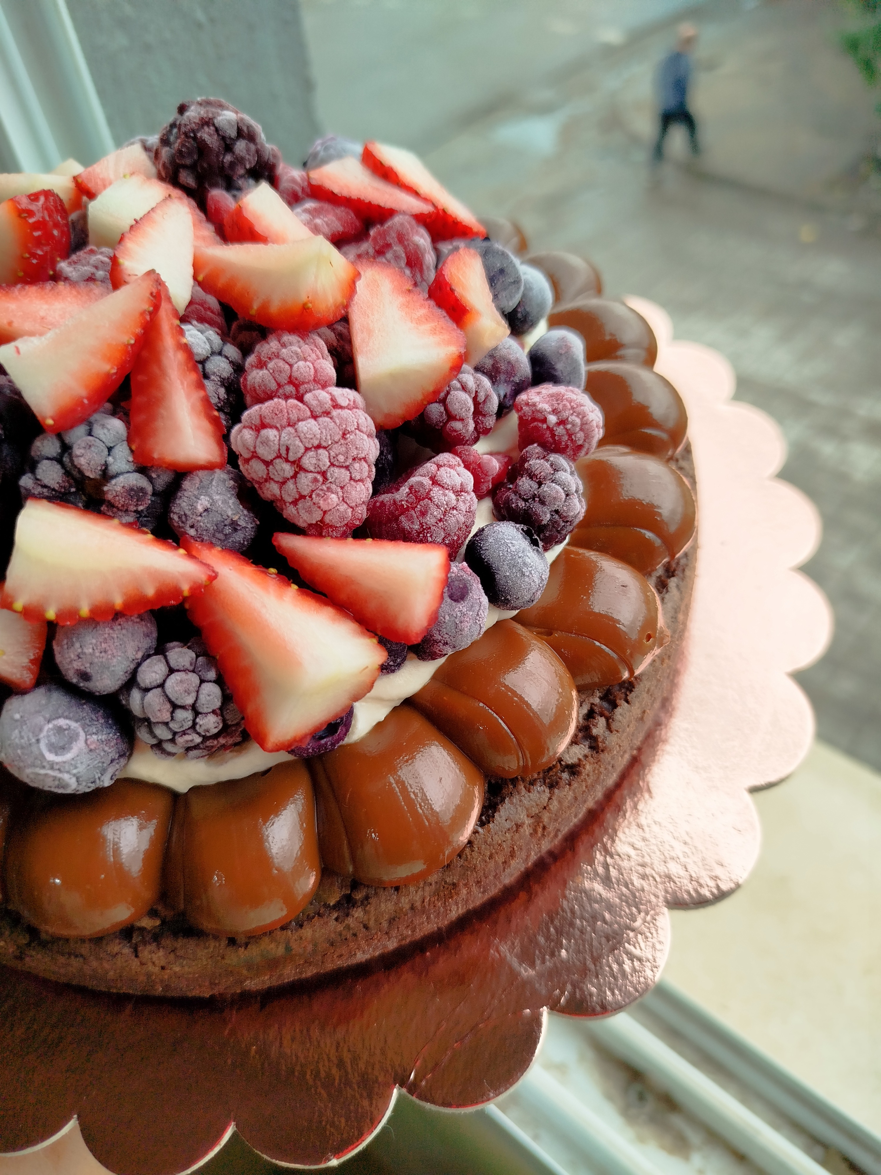 Torta chocolate con dulce de leche y frutos